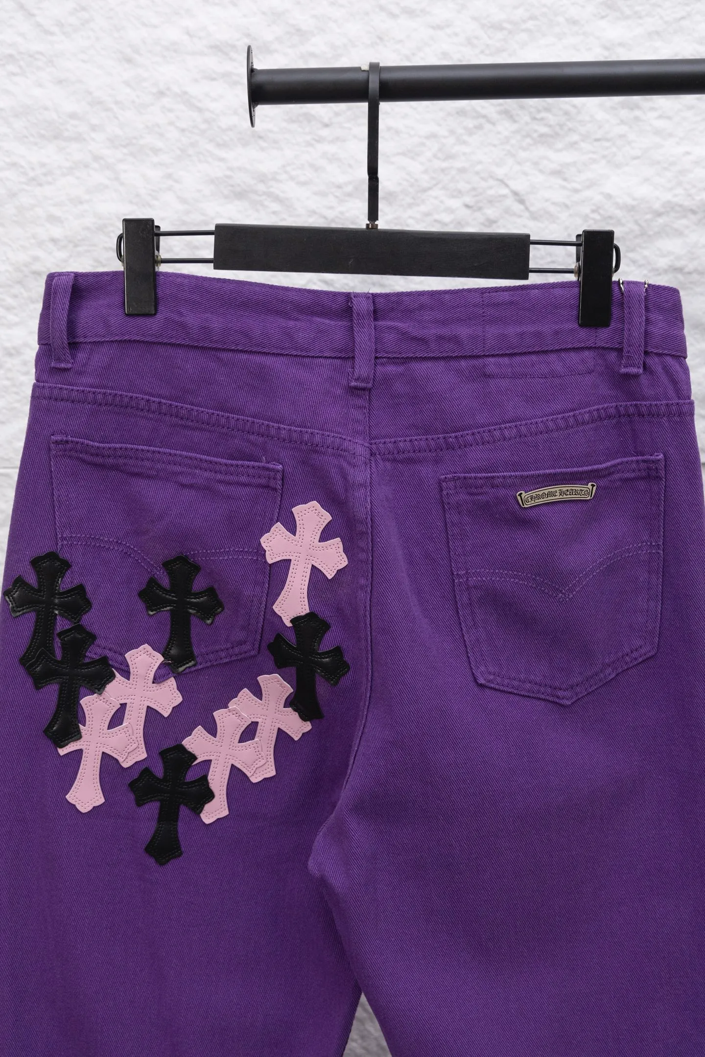 P240 model number/F064 Chrome hearts 2025 new limited edition black and pink cross and leather couple style washed loose purple jeans. Styles with different washed textures are very friendly to people with thin legs and thick legs. The straight and loose version is very flattering to the leg shape. The moderate length is timeless and easy to match. It is the basis of various styles and a must-have in the wardrobe! The fabric is stiff but also makes the upper body soft without losing texture. Style: Loose Color: Purple